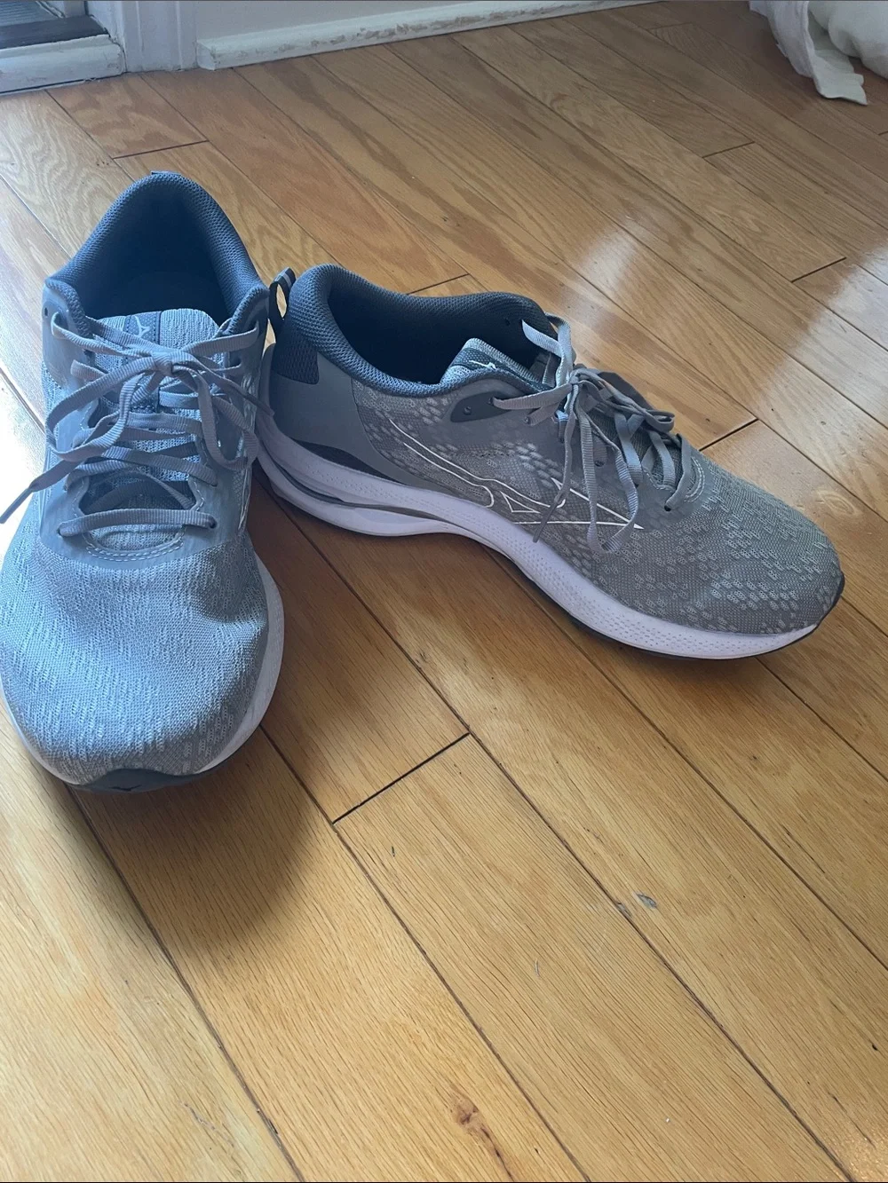 Mizuno Gray and White Men's Athletic Running Shoes 10.5